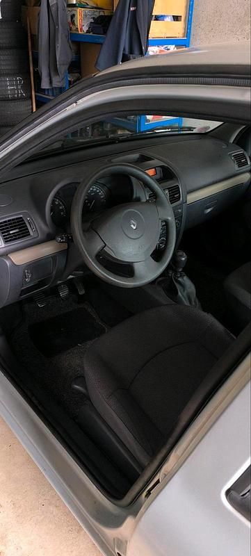 Gebraucht Renault Clio II 75 PS (55 kW) 2004 Silber Kleinwagen