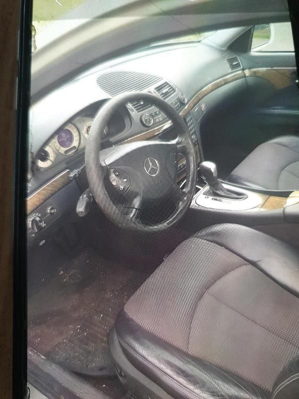 Grau Gebraucht 2003 Mercedes E220 Avantgarde Limousine | 2.400 € (Superpreis) - Bild 1/4