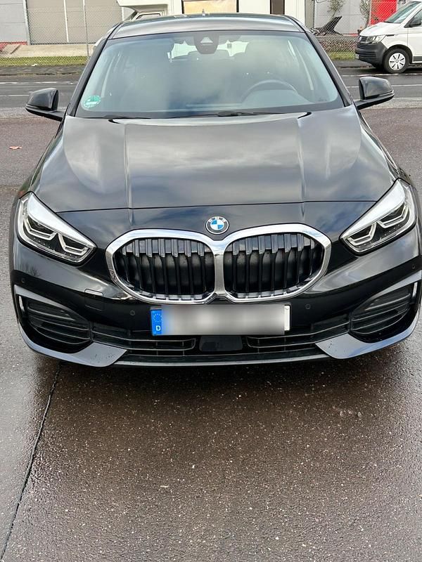 Schwarz Gebraucht 2023 BMW 118 Advantage Kleinwagen | 19.800 € (Superpreis) - Bild 1/4