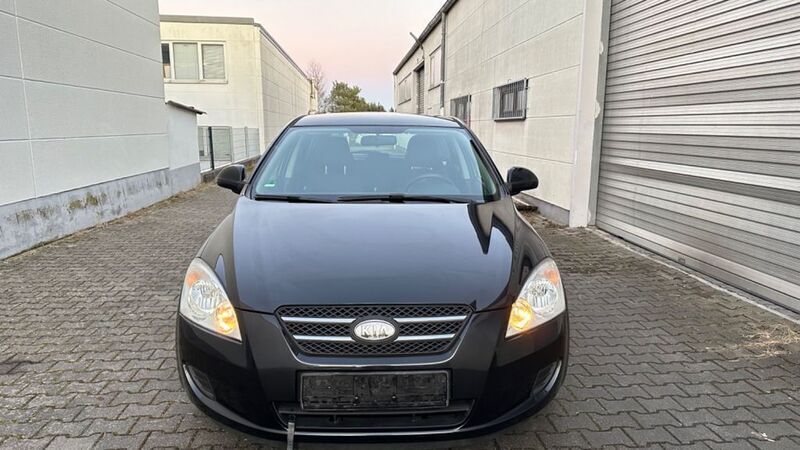 Schwarz Gebraucht 2009 Kia Ceed Attract Limousine | 2.199 € - Bild 1/4