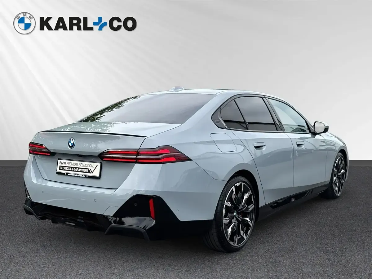 Gebraucht BMW 550e Performance 313 PS (230 kW) 2026 Brooklyn grau metallic Limousine