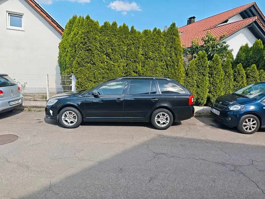 Gebraucht Skoda Octavia Elegance 122 PS (89 kW) 2013 Schwarz Kombi