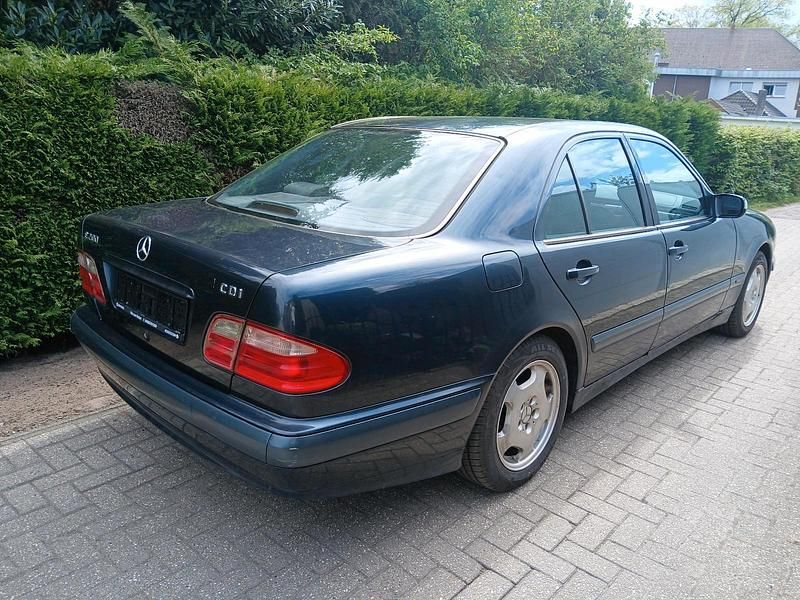 Second-hand Mercedes E200 116 CP (85 kW) 2000 Albastru Berlinǎ