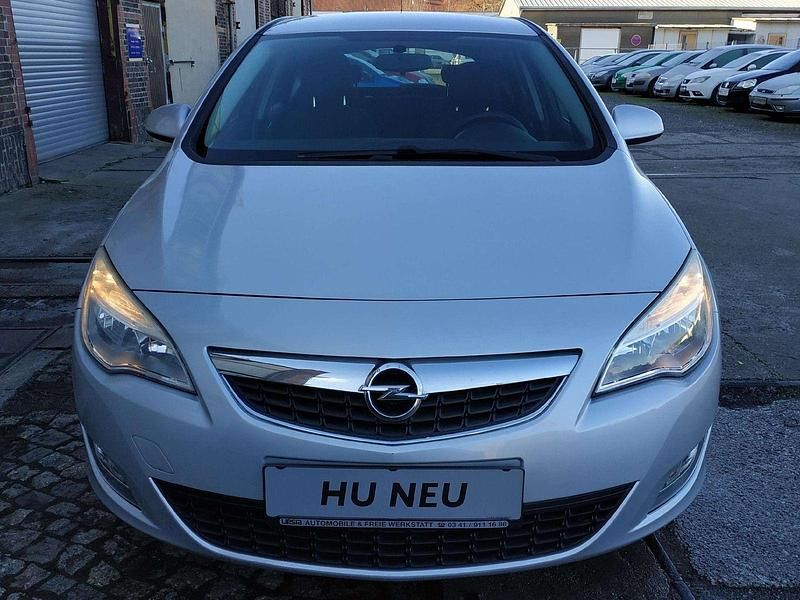 Gebraucht Opel Astra Selection 101 PS (74 kW) 2011 Argon silber Kleinwagen