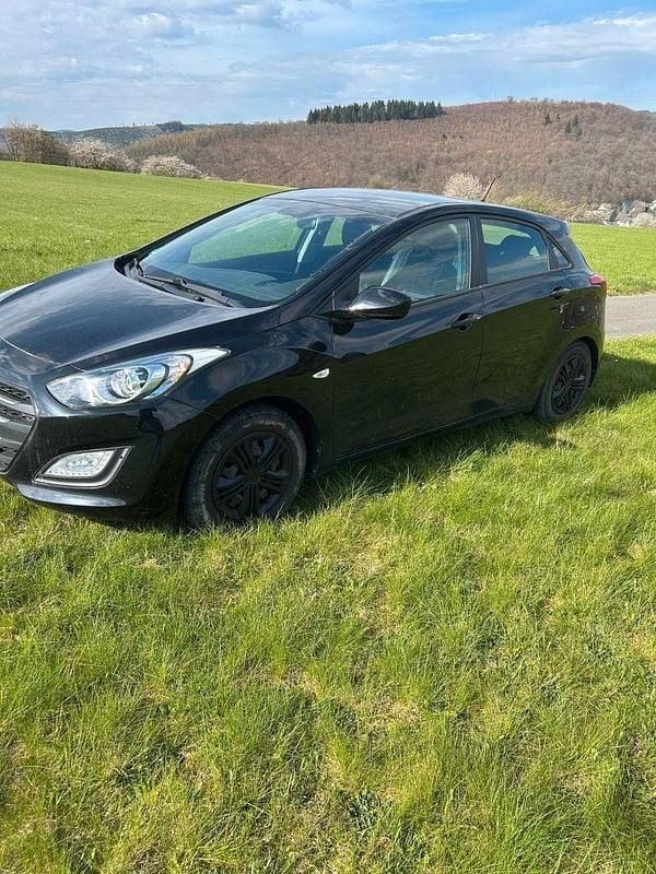 Gebraucht Hyundai i30 101 PS (74 kW) 2016 Schwarz Limousine