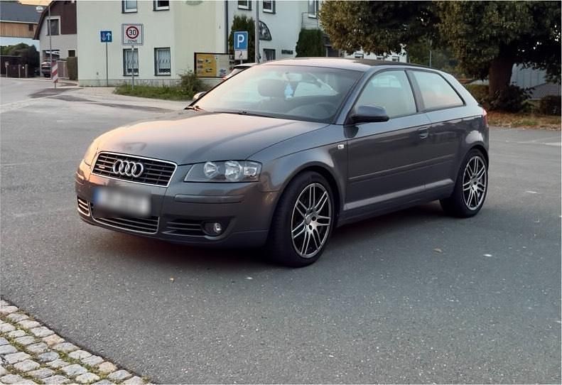 Grau Gebraucht 2004 Audi A3 Kleinwagen | 7.500 € (Teuer) - Bild 1/2