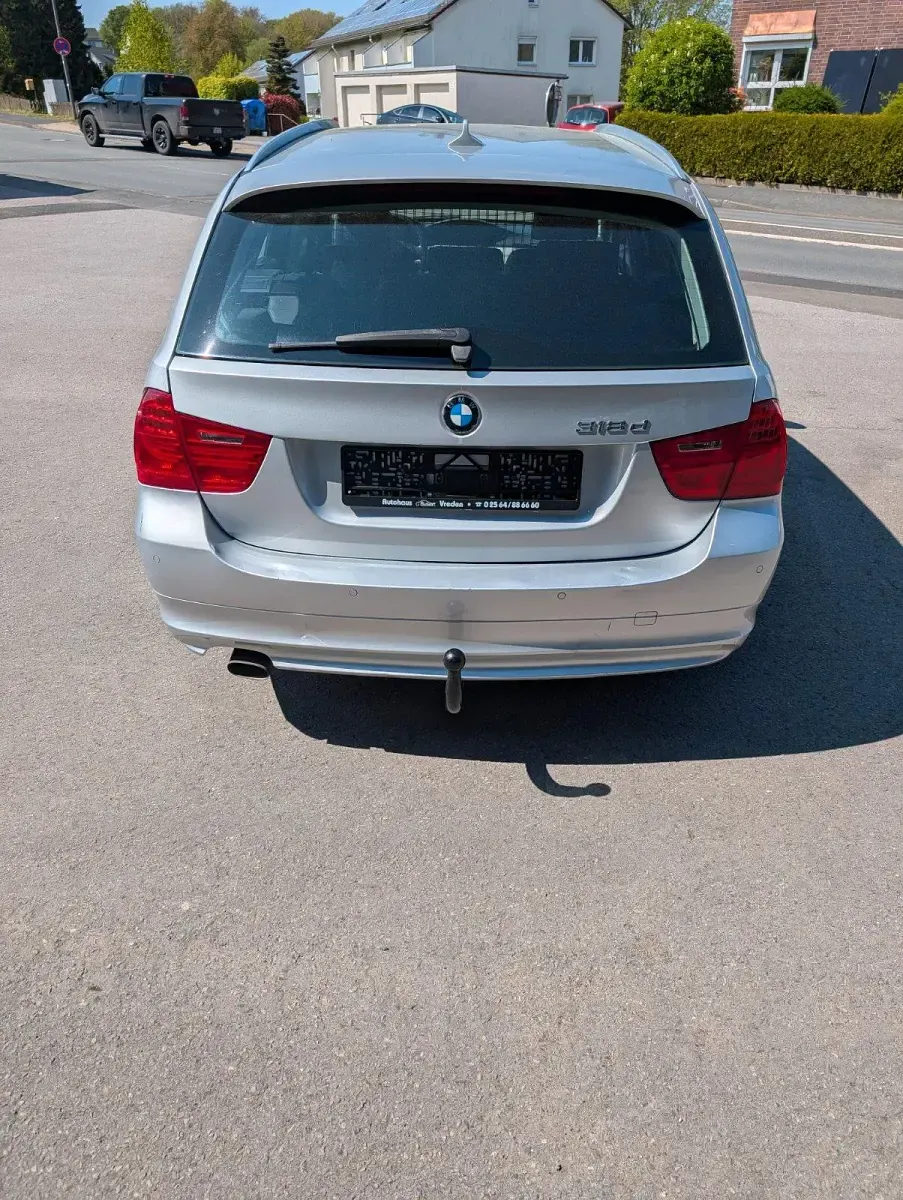 Gebraucht BMW 320 143 PS (105 kW) 2011 Silber Kombi