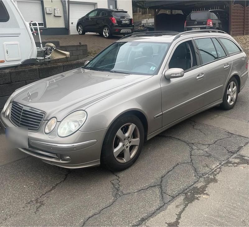 Beige Gebraucht 2005 Mercedes E220 Kombi | 5.700 € - Bild 1/4