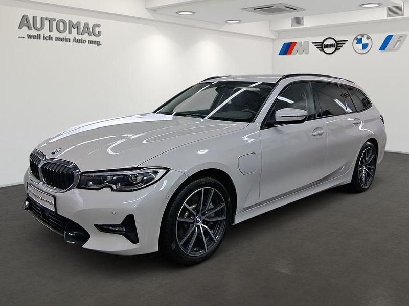 Mineralweiß Gebraucht 2021 BMW 330e Sport Line Kombi | 29.480 € (Fairer Preis) - Bild 1/4