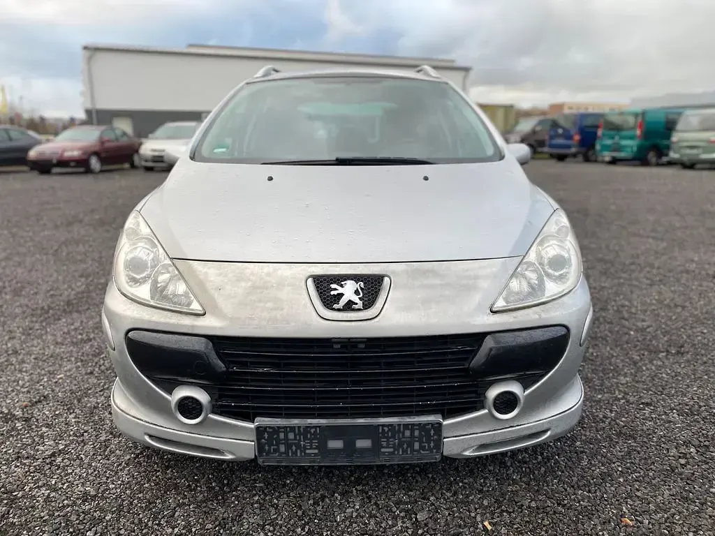 Gebraucht Peugeot 307 Tendance 109 PS (80 kW) 2008 Silber Limousine