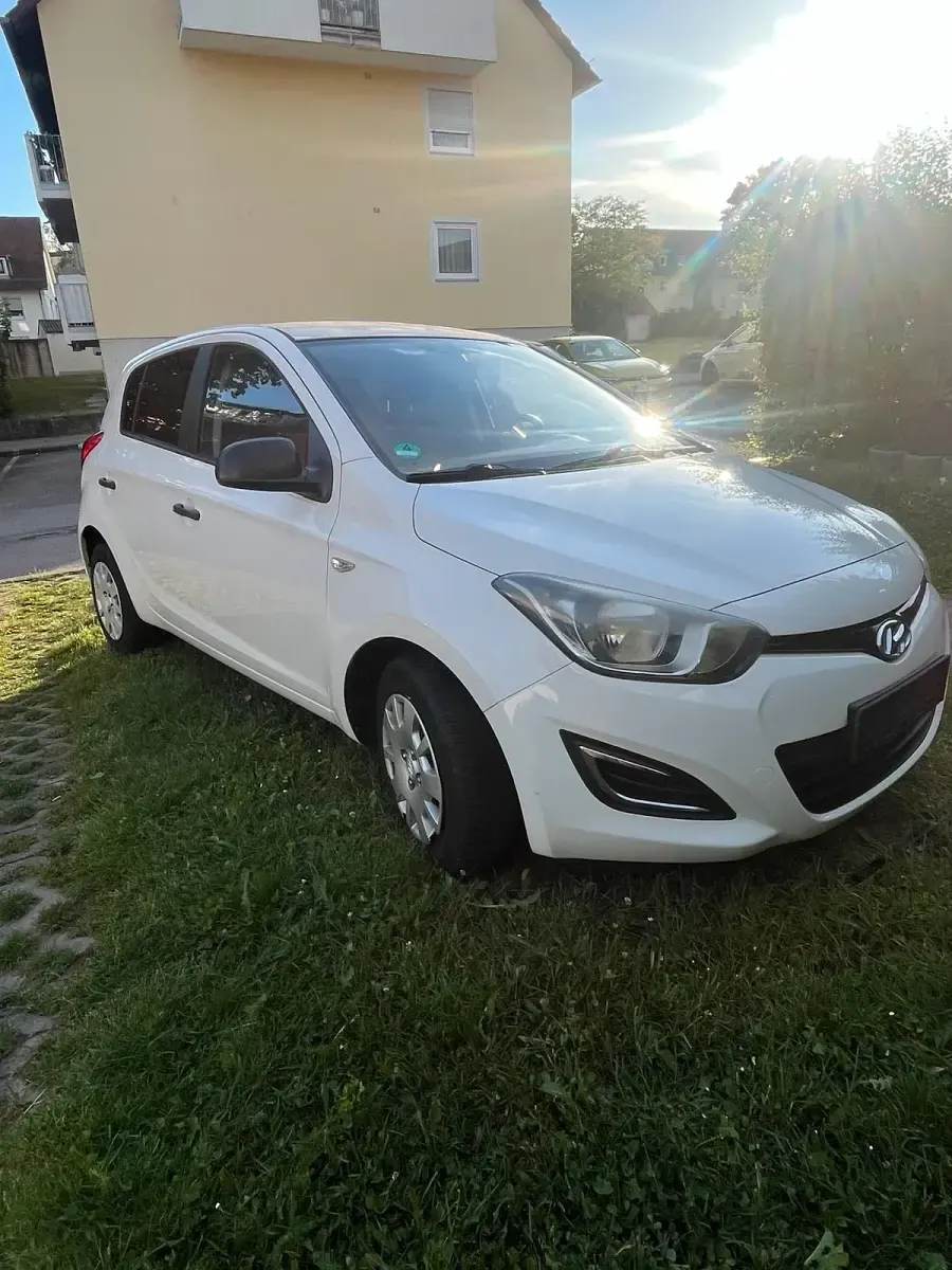 Gebraucht Hyundai i20 86 PS (63 kW) 2013 Weiß Kleinwagen