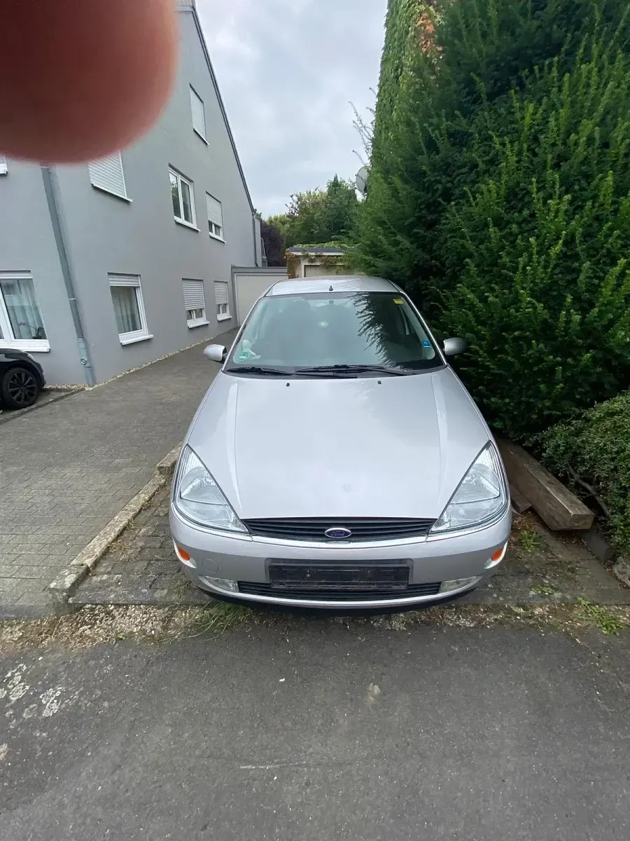 Gebraucht Ford Focus 100 PS (73 kW) 1999 Silber Kombi