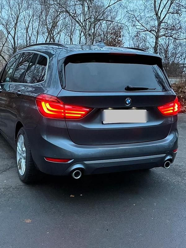 Gebraucht BMW 220 Gran Tourer Luxury Line 190 PS (139 kW) 2018 Silber Van / Kleinbus
