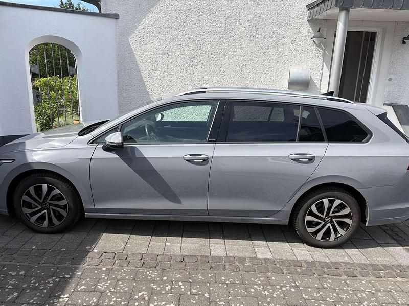 Grau Gebraucht 2022 VW Golf VIII Active Kombi | 17.999 € (Guter Preis) - Bild 1/4