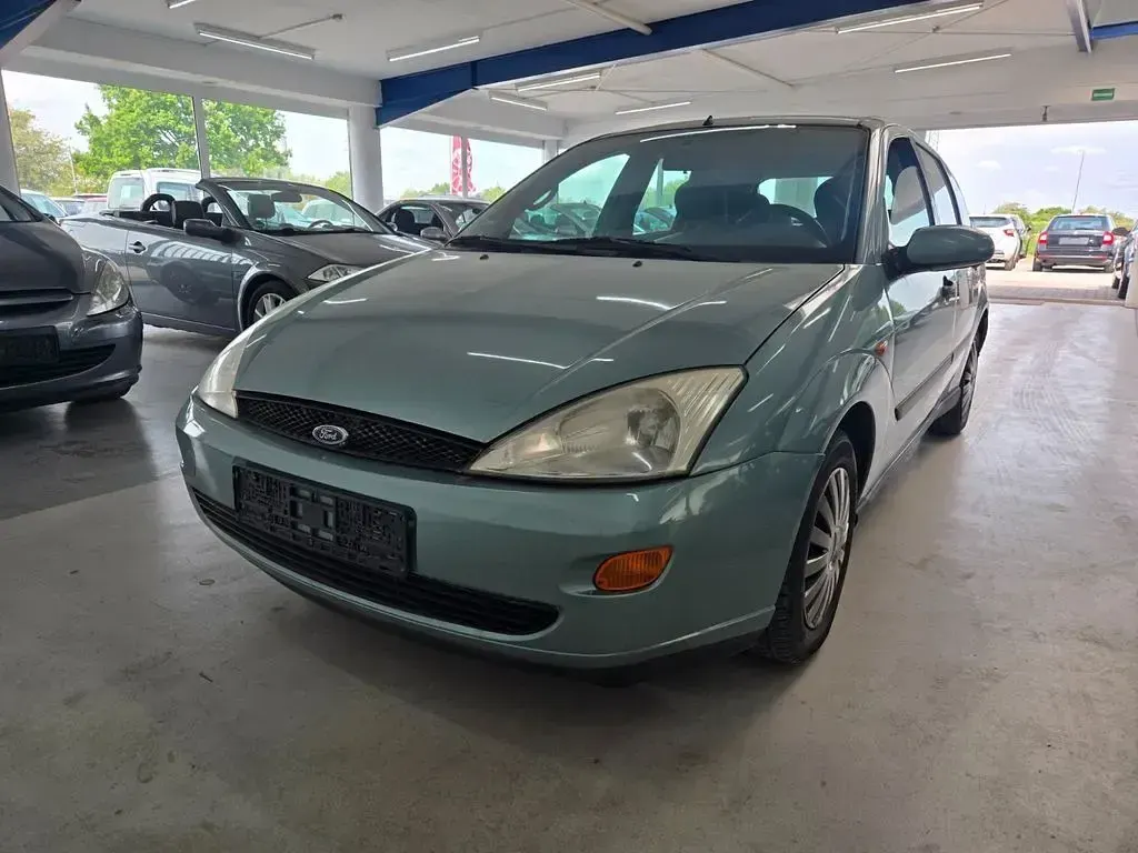 Second-hand Ford Focus Ambiente 101 CP (74 kW) 2000 Albastru Berlinǎ