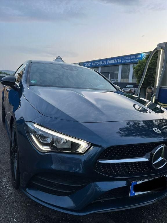 Blau Gebraucht 2022 Mercedes CLA250 AMG line Limousine | 37.150 € (Fairer Preis) - Bild 1/4