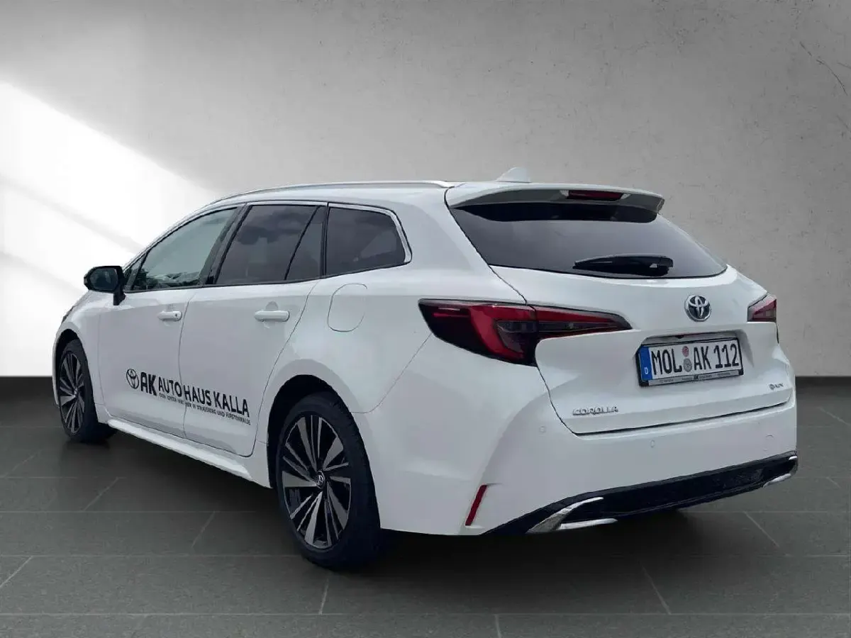 Gebraucht Toyota Corolla Hybrid 140 PS (102 kW) 2026 Schneeweiß Kombi