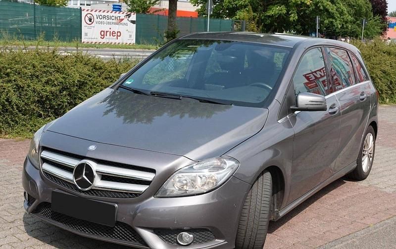 Grau Gebraucht 2014 Mercedes B180 Sport Van / Kleinbus | 10.400 € (Fairer Preis) - Bild 1/4