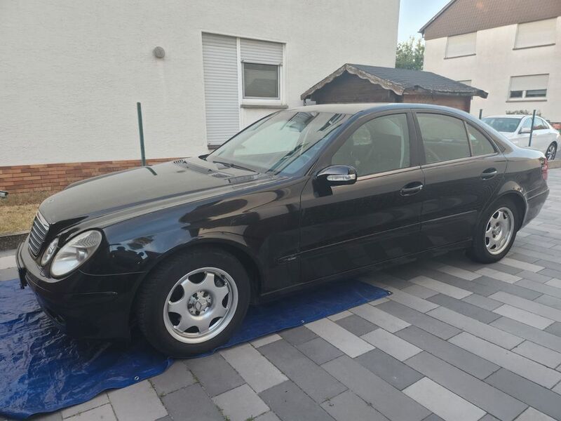 Schwarz Gebraucht 2005 Mercedes E200 Classic Limousine | 3.990 € (Guter Preis) - Bild 1/4