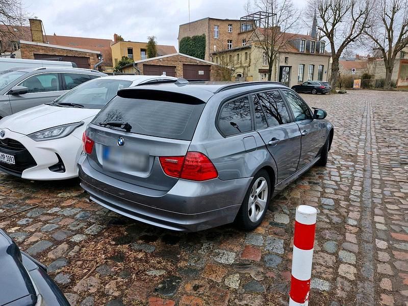 Gebraucht BMW 320 143 PS (105 kW) 2011 Grau Kombi