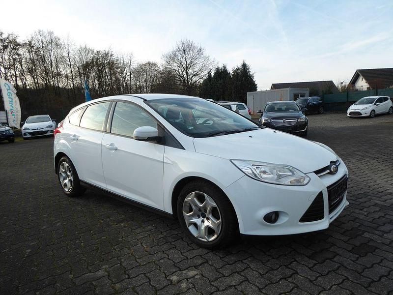 Gebraucht Ford Focus Trend 105 PS (77 kW) 2011 Weiß Limousine