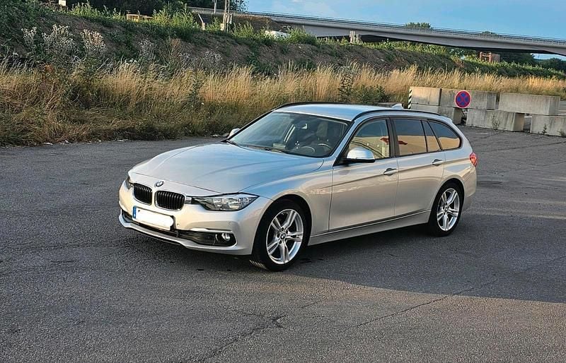 Silber Gebraucht 2017 BMW 318 Sport Line Kombi | 12.500 € (Guter Preis) - Bild 1/4