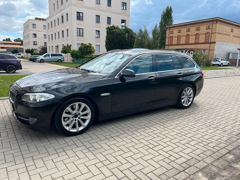 Schwarz Gebraucht 2012 BMW 530 Kombi | 9.200 € (Superpreis) - Bild 1/4