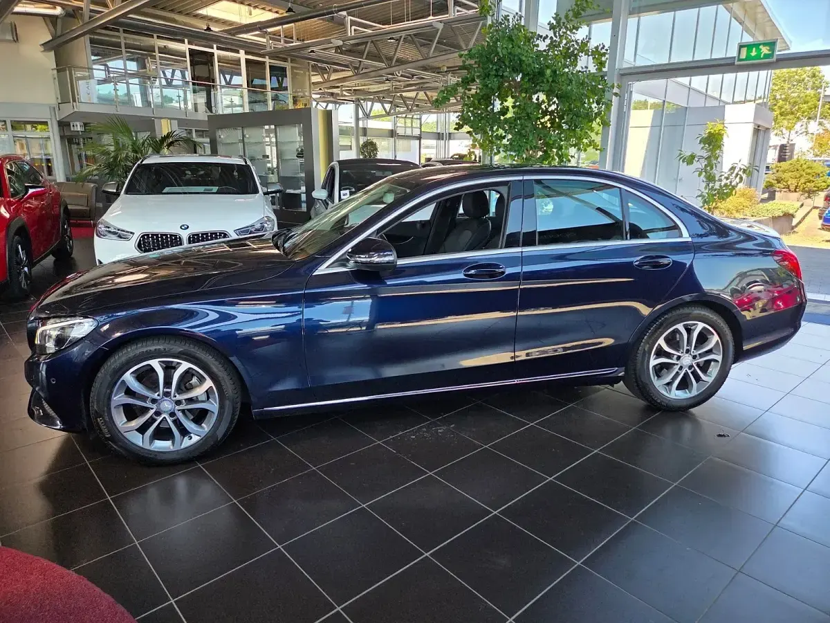 Gebraucht Mercedes C200 Avantgarde 184 PS (135 kW) 2016 Cavansitblau Limousine