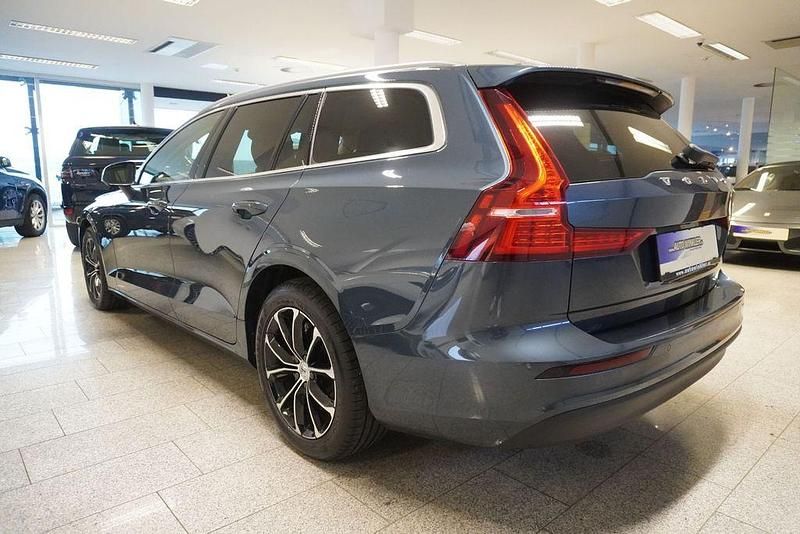 Gebraucht Volvo V60 Momentum 150 PS (110 kW) 2019 Blau Kombi