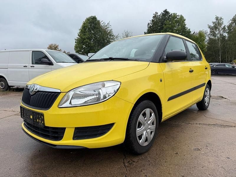 Gelb Gebraucht 2011 Skoda Fabia Classic Kleinwagen | 3.999 € (Guter Preis) - Bild 1/4
