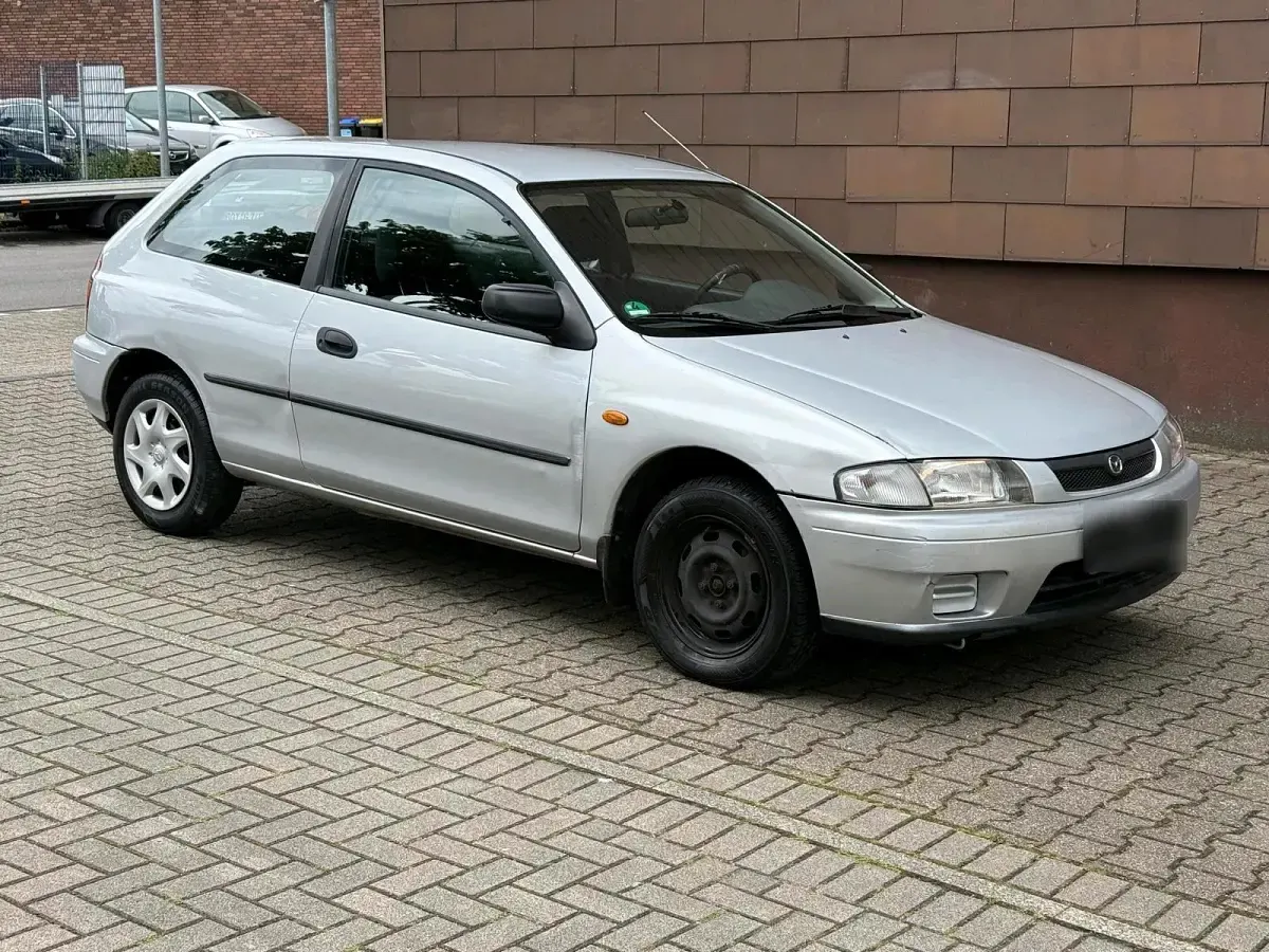 Używany Mazda 323 88 KM (64 kW) 1998 Srebrny Hatchback