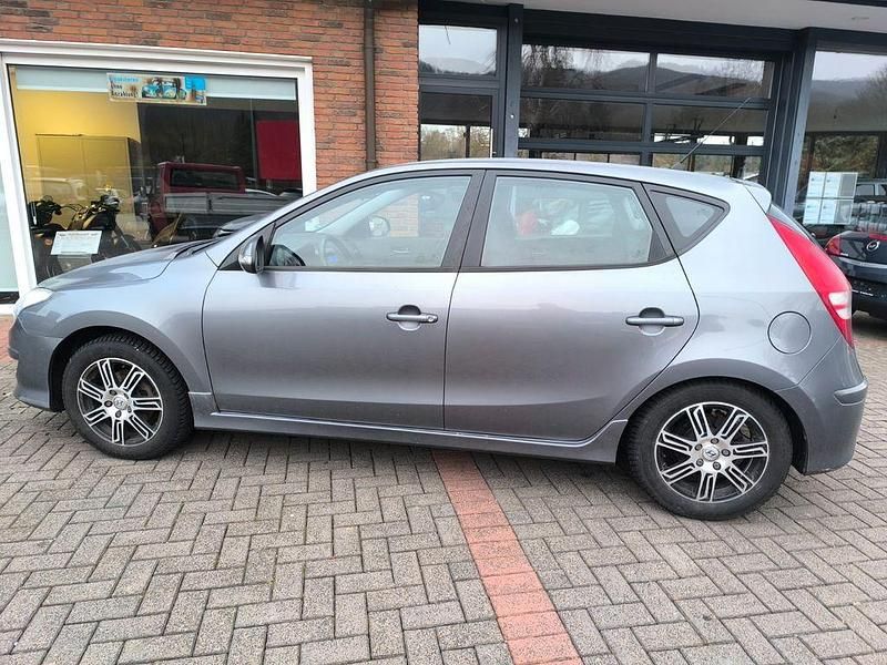 Gebraucht Hyundai i30 Classic 109 PS (80 kW) 2012 Grau Limousine