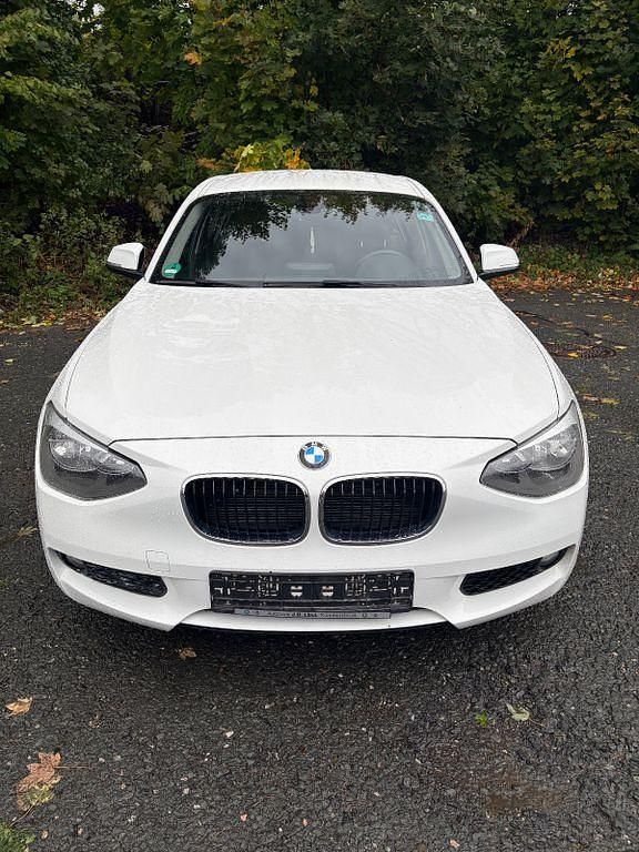 Weiß Gebraucht 2013 BMW 118 Advantage Kleinwagen | 5.999 € (Fairer Preis) - Bild 1/4