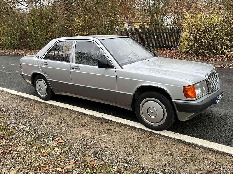 Gebraucht Mercedes 190 118 PS (86 kW) 1989 Silber Limousine