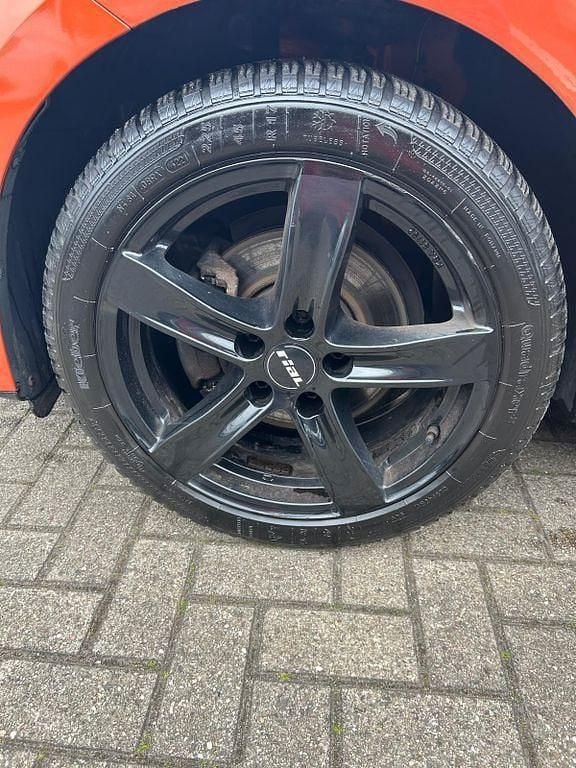 Usado Seat Leon Style 110 HP (80 kW) 2018 Laranja Sedan