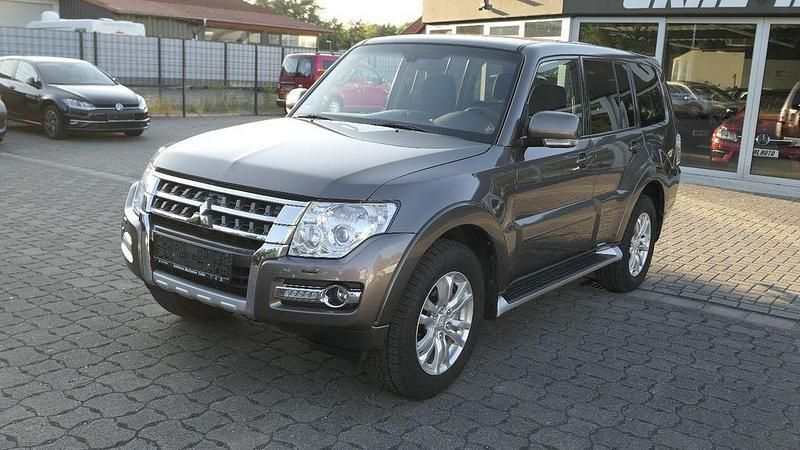 Braun Gebraucht 2015 Mitsubishi Pajero Plus SUV | 14.990 € - Bild 1/4