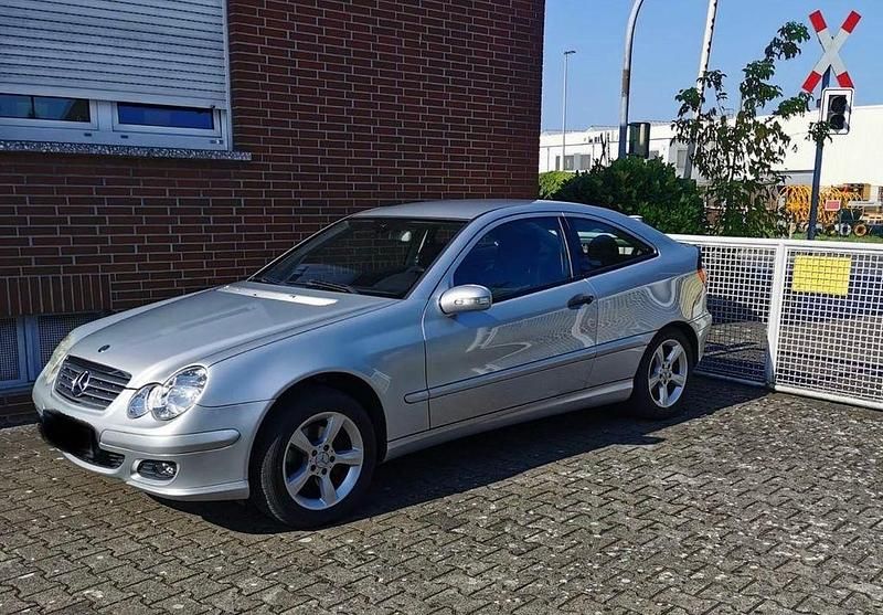 Grau Gebraucht 2005 Mercedes C180 Coupé | 2.800 € (Fairer Preis) - Bild 1/4