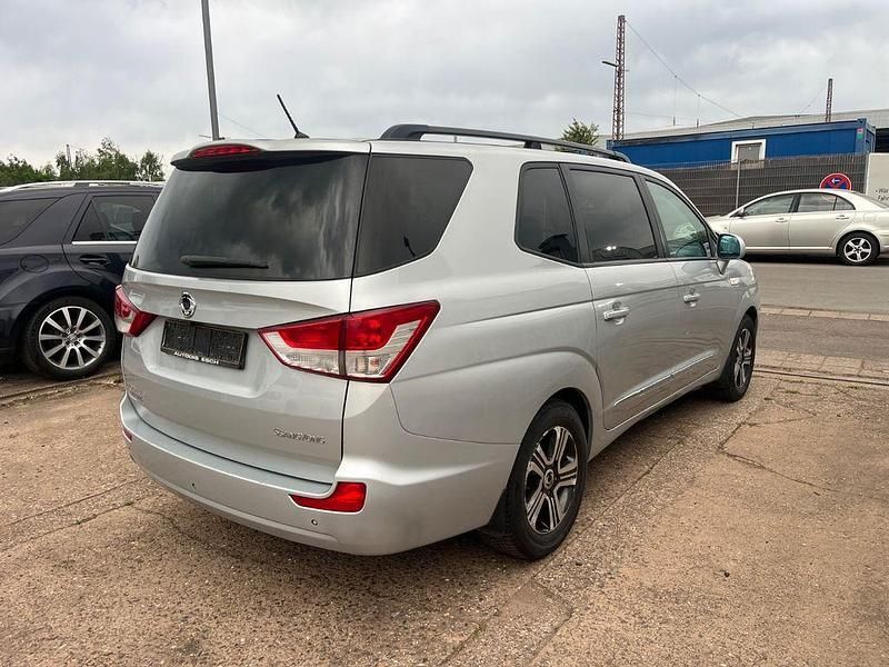Gebraucht Ssangyong (KGM) Rodius 155 PS (114 kW) 2015 Silber Van / Kleinbus