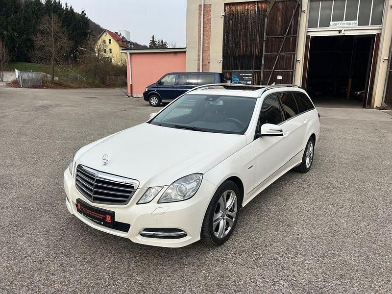 Weiß Gebraucht 2011 Mercedes E250 Kombi | 7.990 € (Fairer Preis) - Bild 1/4