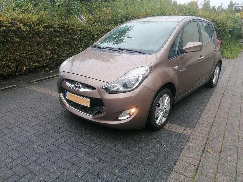 Braun Gebraucht 2015 Hyundai ix20 Trend Van / Kleinbus | 4.950 € (Guter Preis) - Bild 1/4