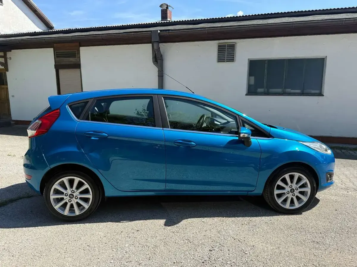 Gebraucht Ford Fiesta Titanium 80 PS (58 kW) 2015 Arubablau metallic Kleinwagen