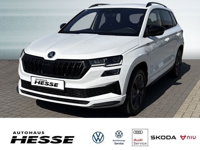 Moonweiß met. Gebraucht 2024 Skoda Karoq SportLine SUV | 33.890 € (Etwas zu teuer) - Bild 1/4