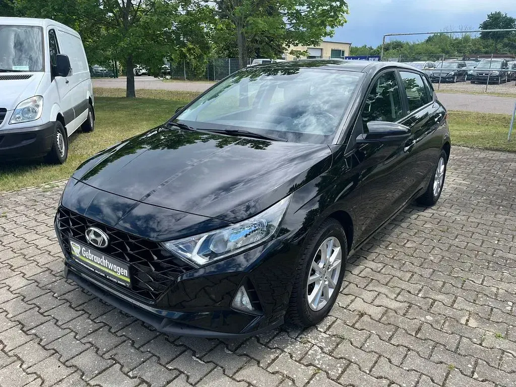 Gebraucht Hyundai i20 Select 101 PS (74 kW) 2020 Schwarz Kleinwagen