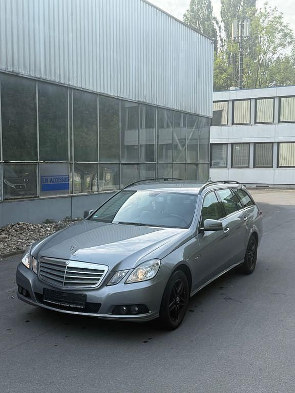 Silber Gebraucht 2010 Mercedes E200 Elegance Limousine | 6.999 € (Guter Preis) - Bild 1/4