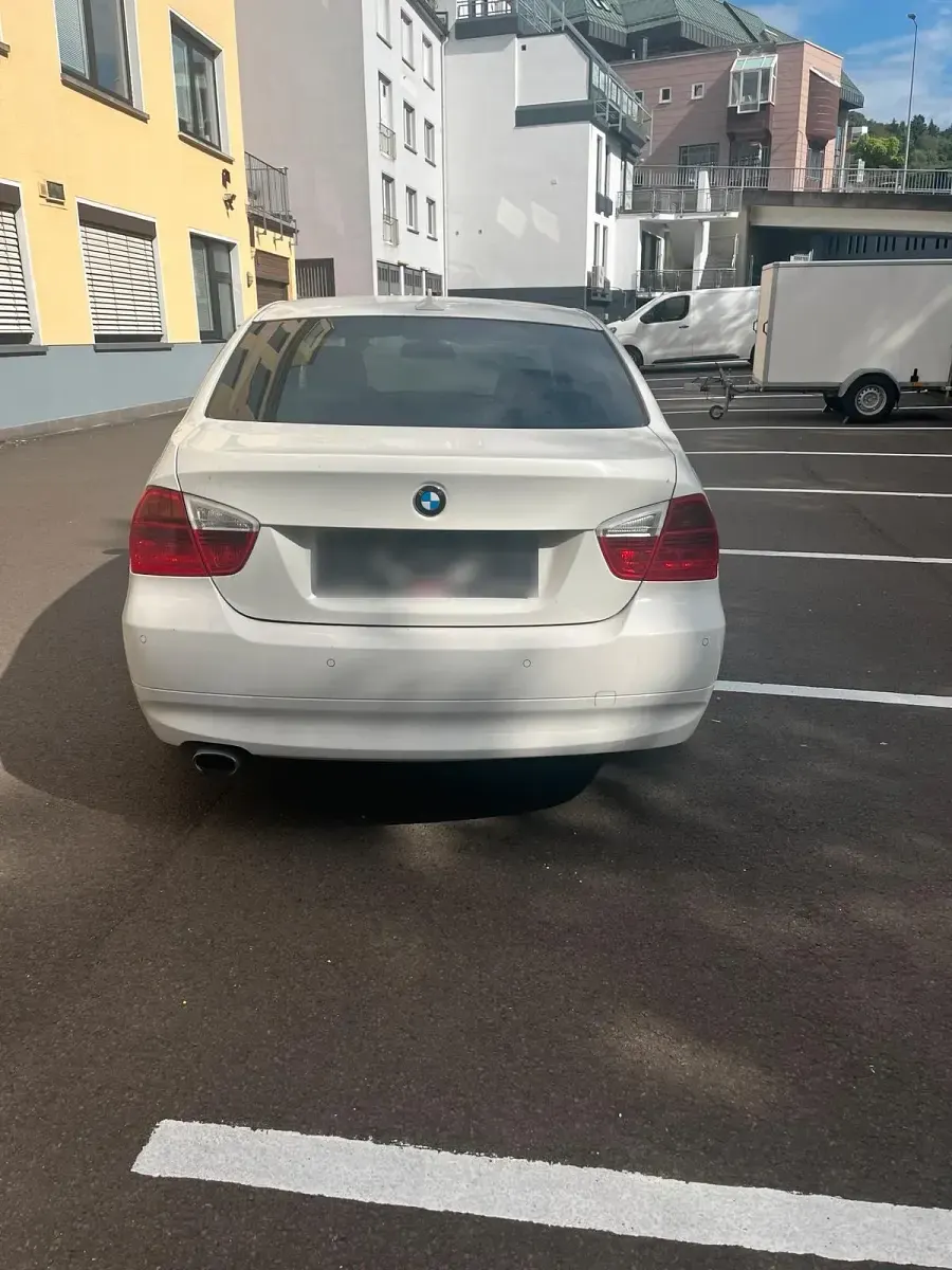 Gebraucht BMW 318 Basis 143 PS (105 kW) 2008 Weiß Limousine