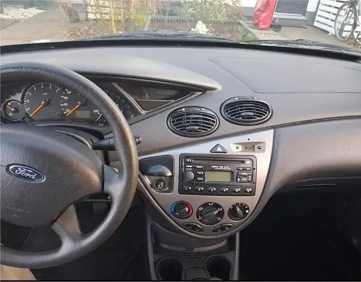 Używany Ford Focus 75 KM (55 kW) 2003 Srebrny Hatchback