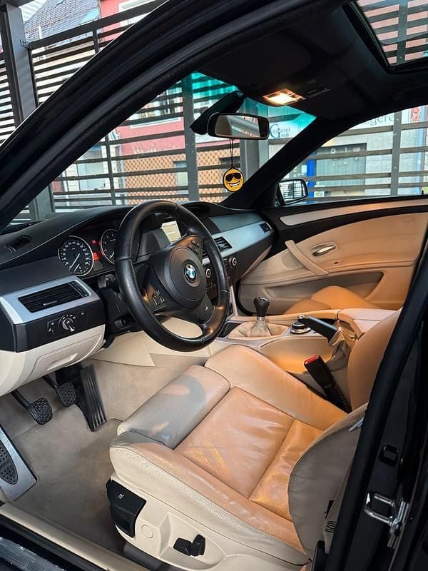 Schwarz Gebraucht 2007 BMW 525 M Sport Limousine | 10.700 € - Bild 1/4