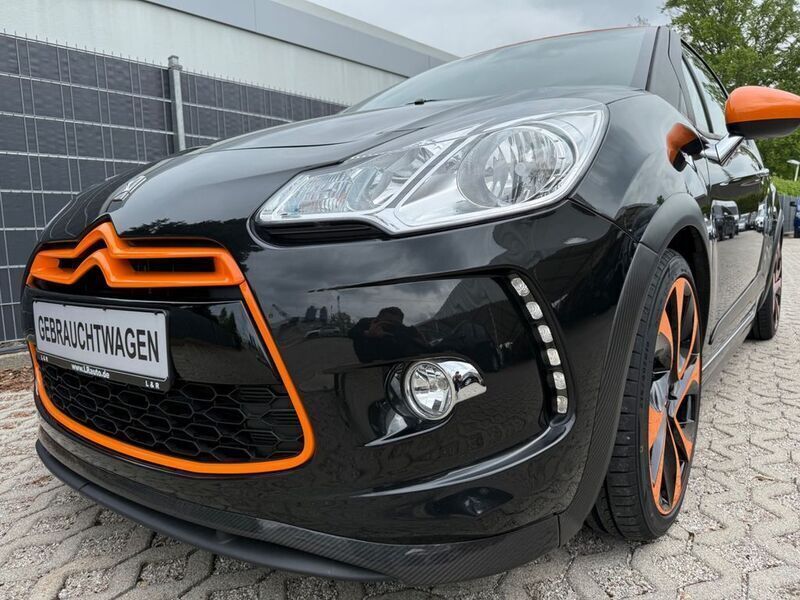 Schwarz Gebraucht 2011 Citroën DS3 Limousine | 13.999 € - Bild 1/4