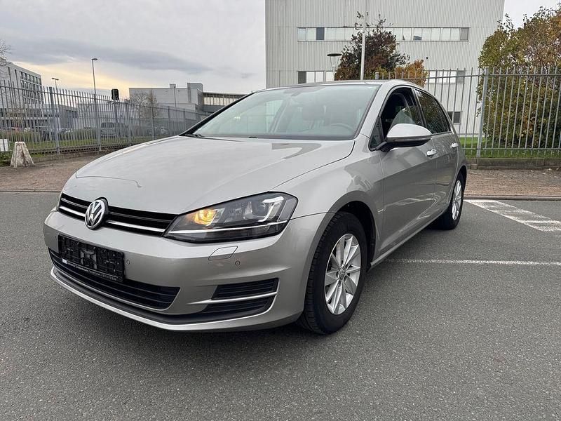 Silber Gebraucht 2016 VW Golf VII Trendline Limousine | 8.980 € (Fairer Preis) - Bild 1/4