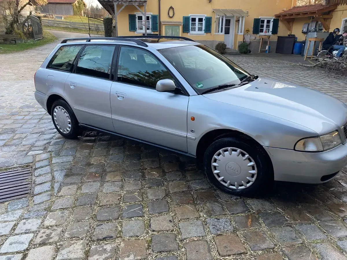 Używany Audi A4 125 KM (91 kW) 1996 Srebrny Sedan/Limuzyna